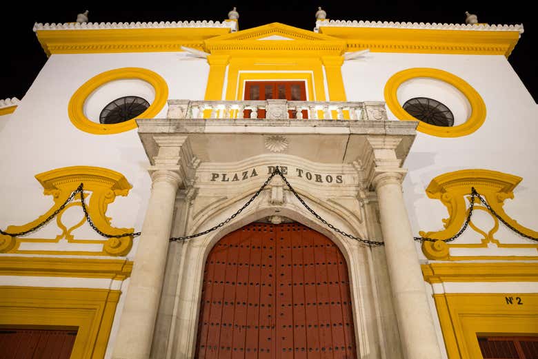 Plaza de toros de la Maestranza por la noche