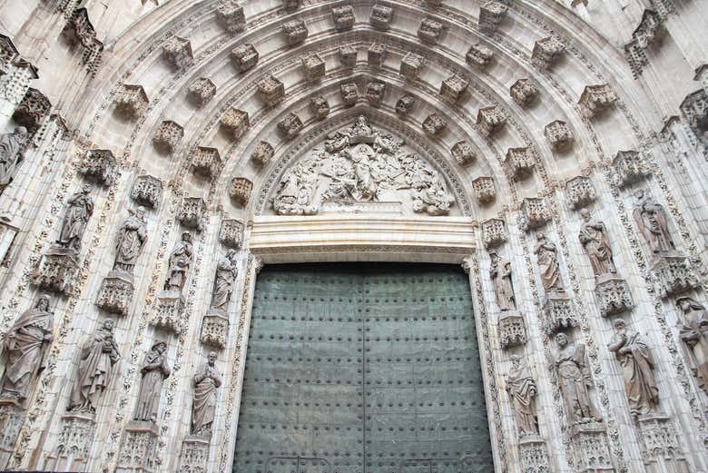 Porte aux nombreux détails de la cathédrale de Séville