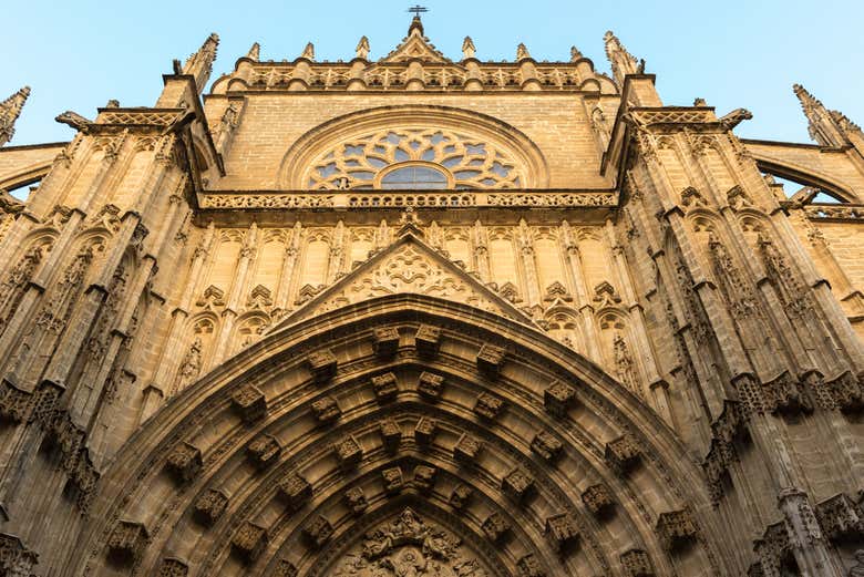 Admirando el pórtico de la catedral de Sevilla