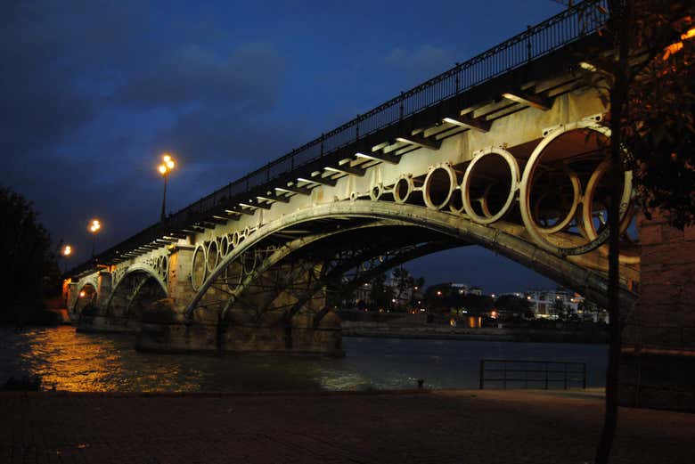 Puente de Triana bajo la luna