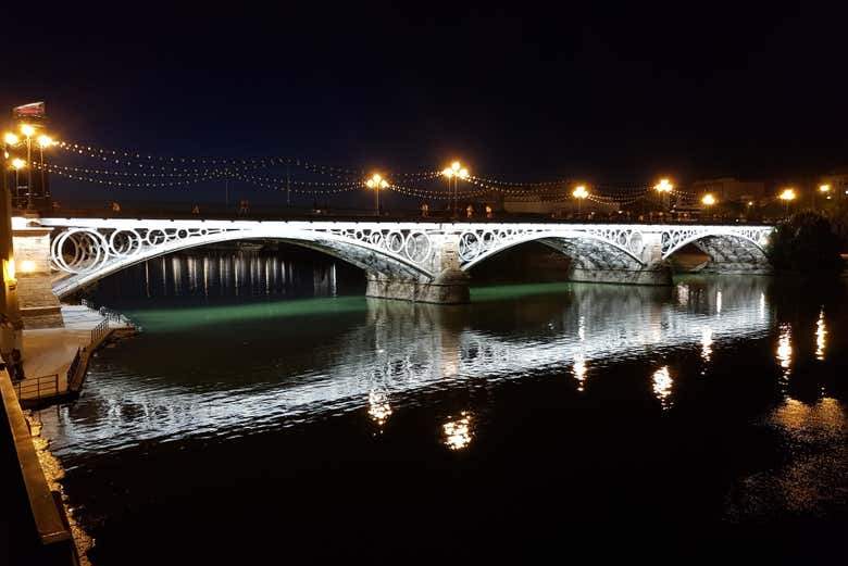 Il ponte di Triana illuminato di sera