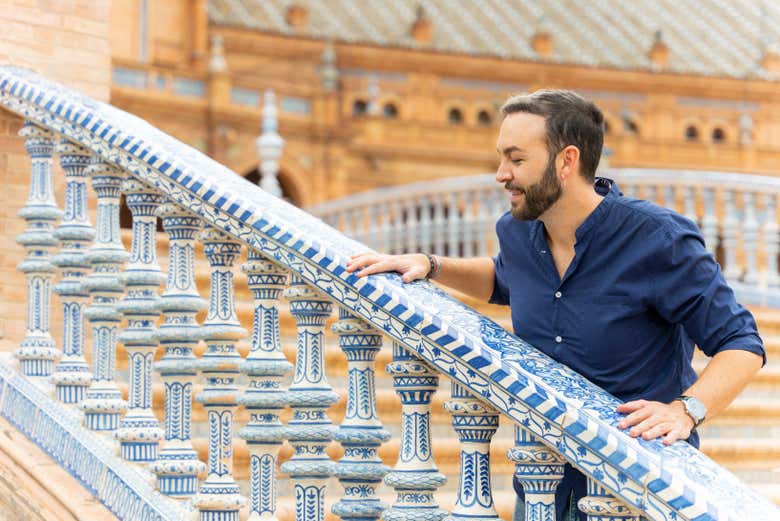 Junto a la emblemática barandilla de la Plaza de España