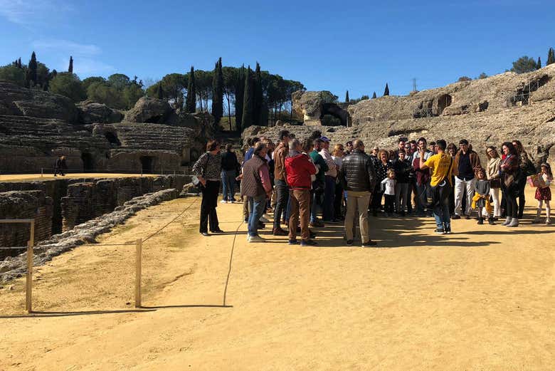 Acompañados por el guía en Itálica