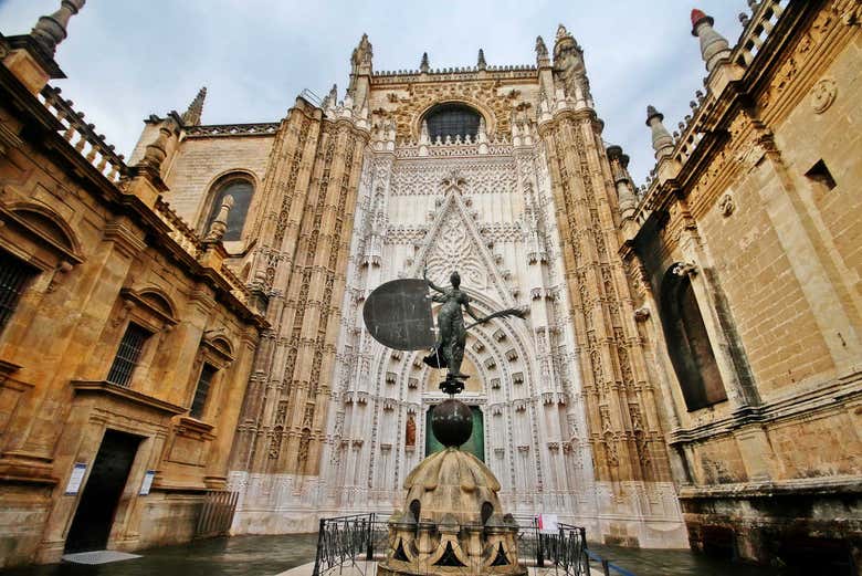 Pórtico de la catedral de Santa María de la Sede