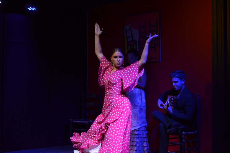 Ana Domínguez bailando flamenco