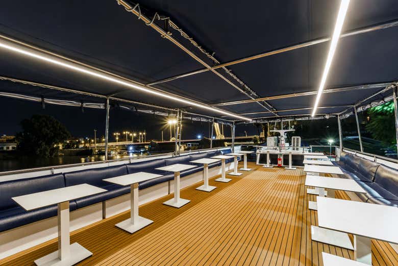 Interior del barco por la noche