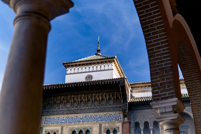 Tour aux détails mauresques de l'Alcazar de Séville