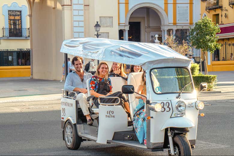 Le tuk tuk est le moyen le plus confortable de découvrir Séville