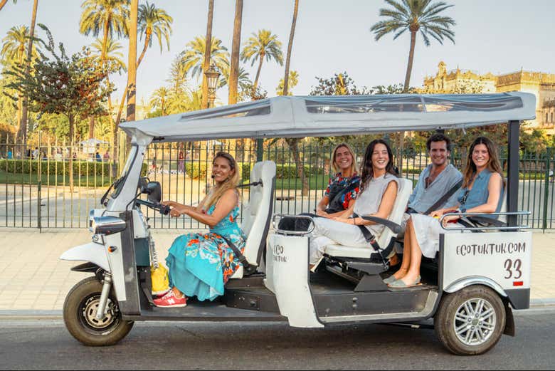 Promenez-vous en tuk tuk avec vos amis