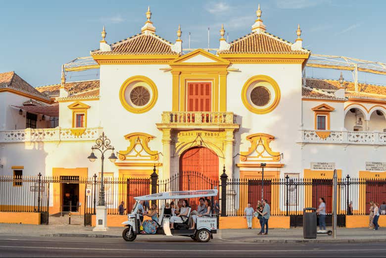 Contemplez la Maestranza de Sevilla depuis le tuk tuk