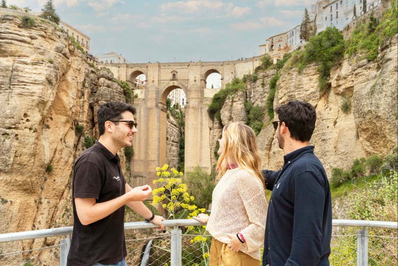 Contemplando el Puente Nuevo de Ronda