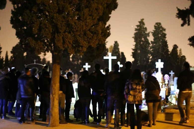 Junto a las tumbas del cementerio de Sevilla