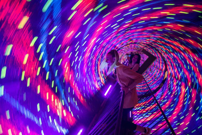 Túnel de luces en el Museo de las Ilusiones de Sevilla
