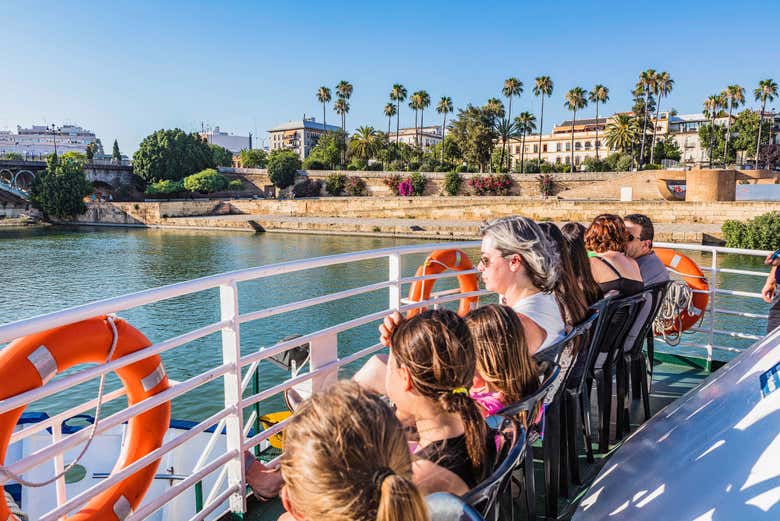 Sentados mientras disfrutamos del crucero por el Guadalquivir