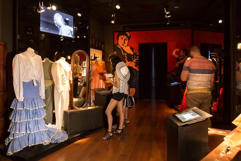Exposición de trajes en el Museo del Baile Flamenco