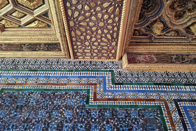 Artesonado y azulejos de colores en la Casa de Pilatos