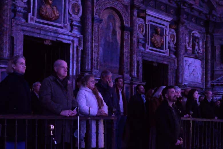 Contemplando el espectáculo audiovisual en el interior de la seo