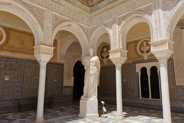 Arcos del patio y detalle de una escultura en la Casa de Pilatos
