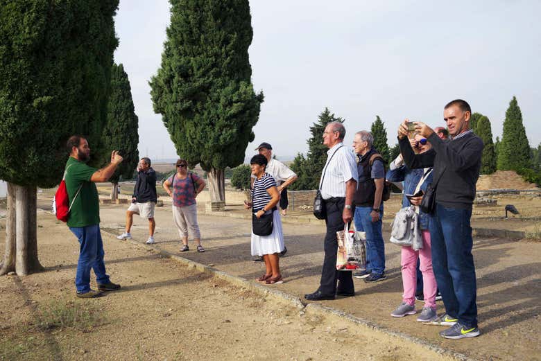 Visitando Itálica junto al guía