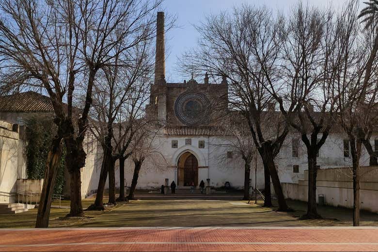 Patio de las Columnas e iglesia 