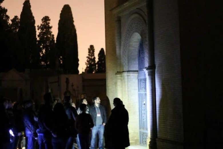 Visitando de noche el cementerio de Sevilla