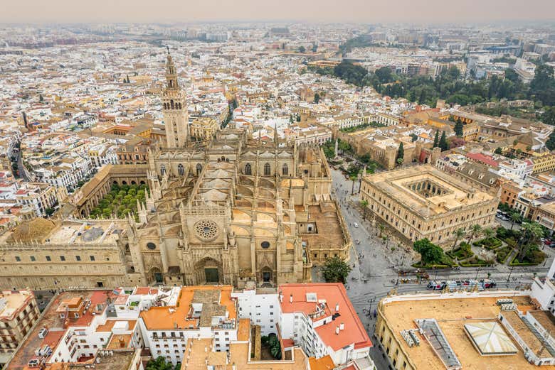 Catedral de Sevilla, con la Giralda al fondo