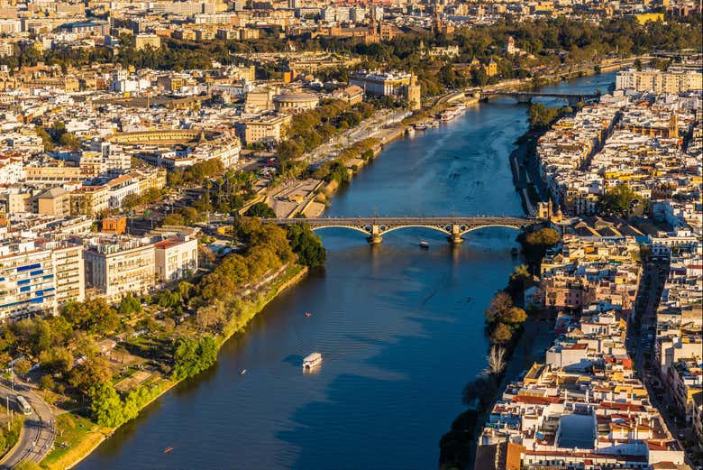 Vista aérea del río Guadalquivir a su paso por Sevilla