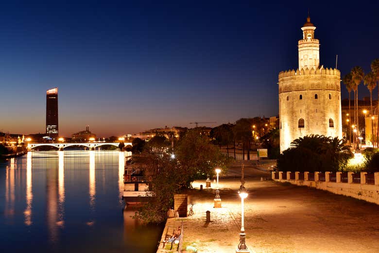 La Torre del Oro al caer la noche