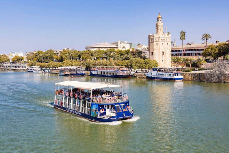 Increíbles vistas de la Torre del Oro durante la travesía