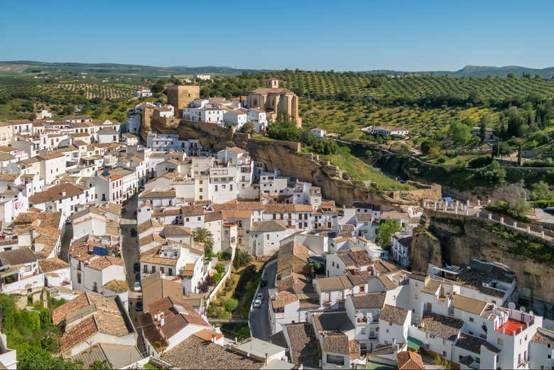 Vistas aéreas del pueblo blanco de Setenil