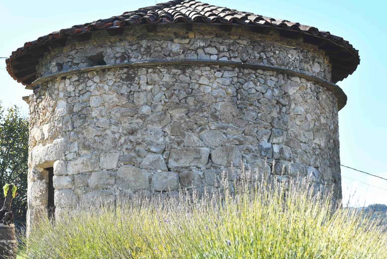 A sala de degustações se localiza em um antigo pombal