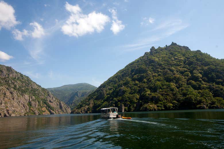 Paseo en catamarán por los cañones del Sil