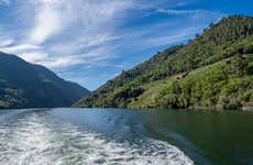Passeio de catamarã pelos cânions do Sil