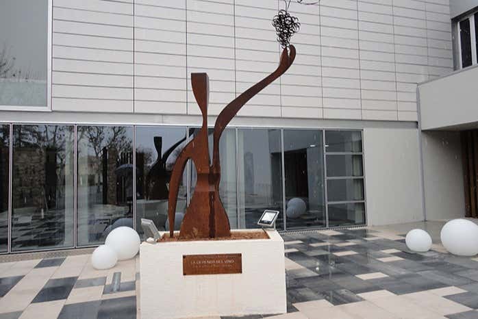 Una escultura en el interior del museo