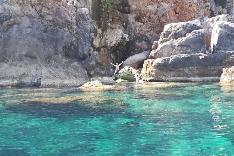 Baignade dans les eaux cristallines