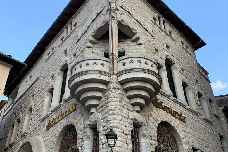 Uno de los edificios del centro de Sóller
