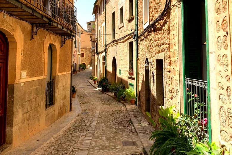 Explorando la calle de Fornalutx