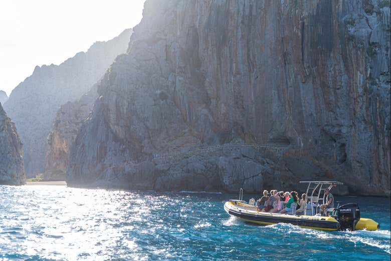 En bateau le long des falaises