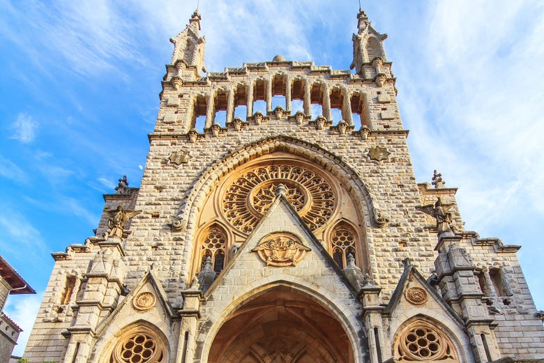 Admirando la fachada de la iglesia de San Bartolomé