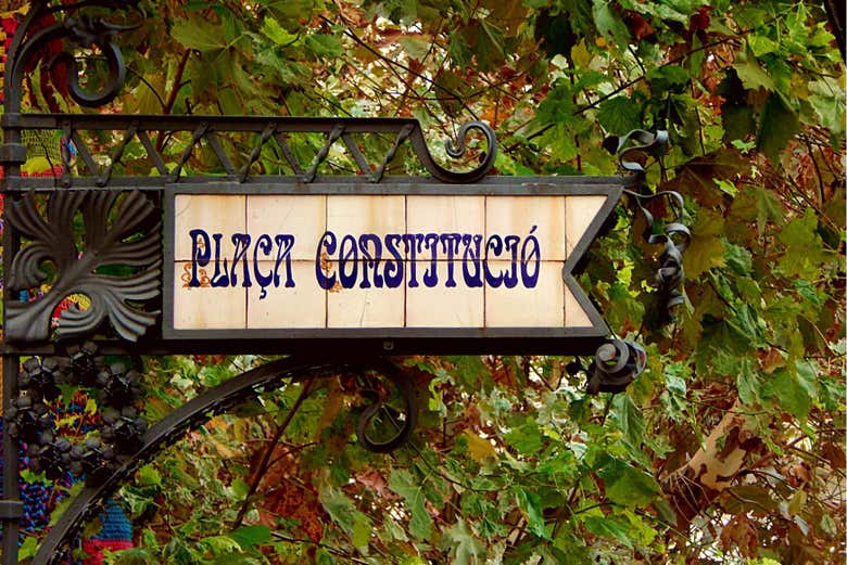 Placa de estilo modernista de la Plaza de la Constitución