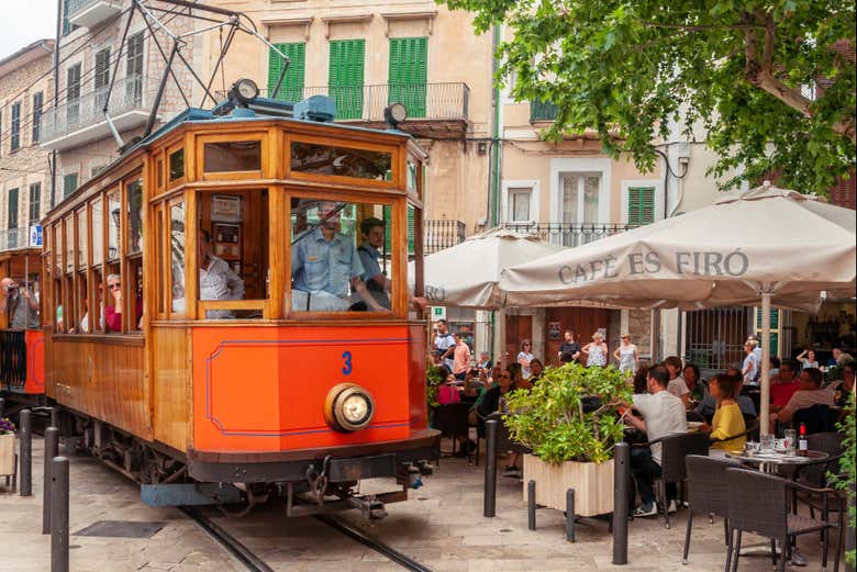 Tranvía a su paso por el centro de Sóller