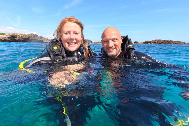 Un couple pendant la leçon de plongée