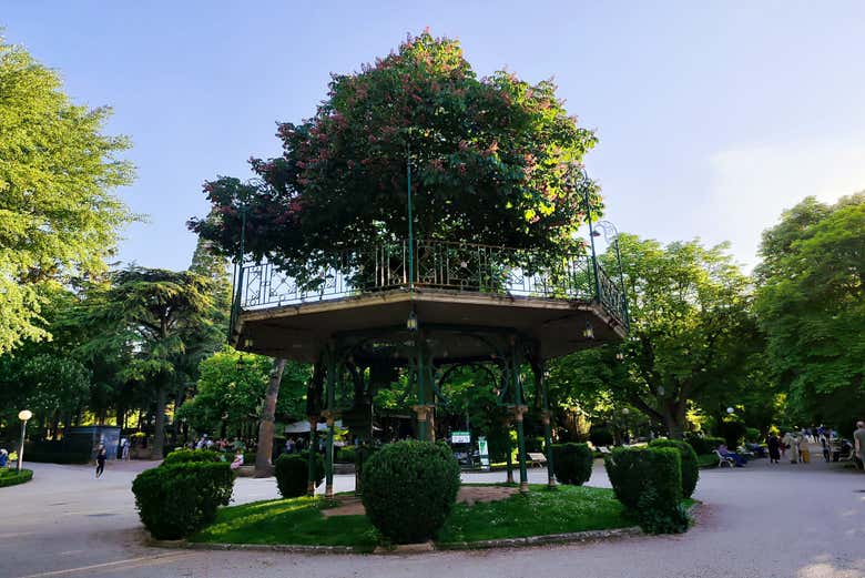 Stroll through the Alameda de Cervantes park