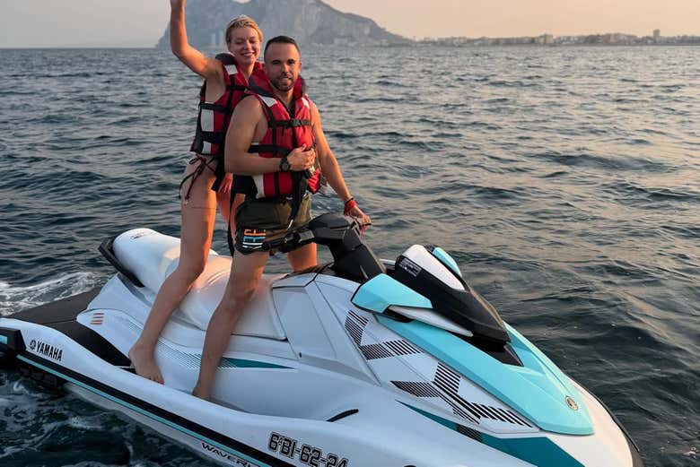 Disfrutando de la moto de agua en pareja