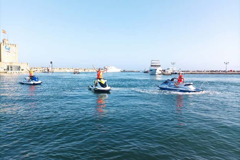 Salida en grupo hacia mar abierto desde el puerto