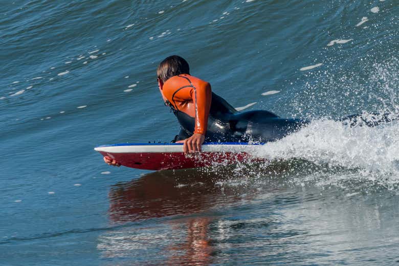 Encarando las olas sobre la tabla de bodyboard