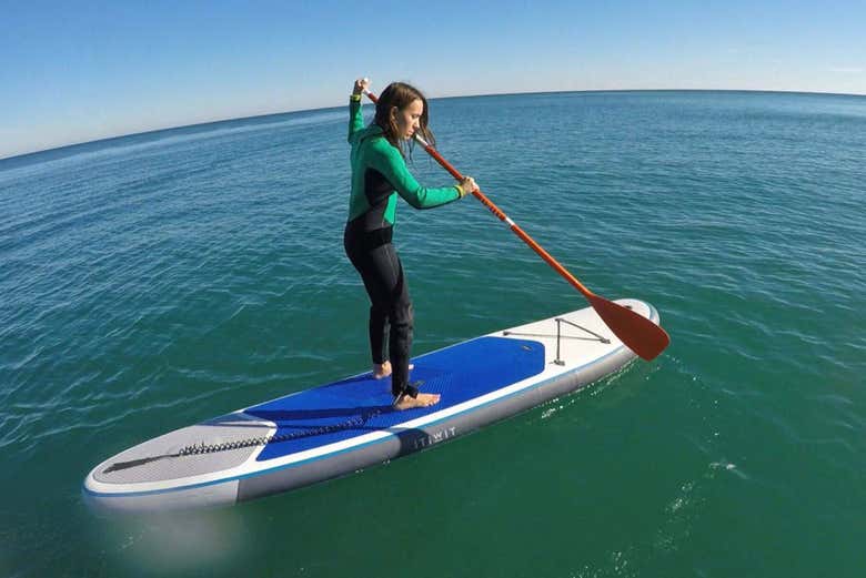 Chica haciendo paddle surf
