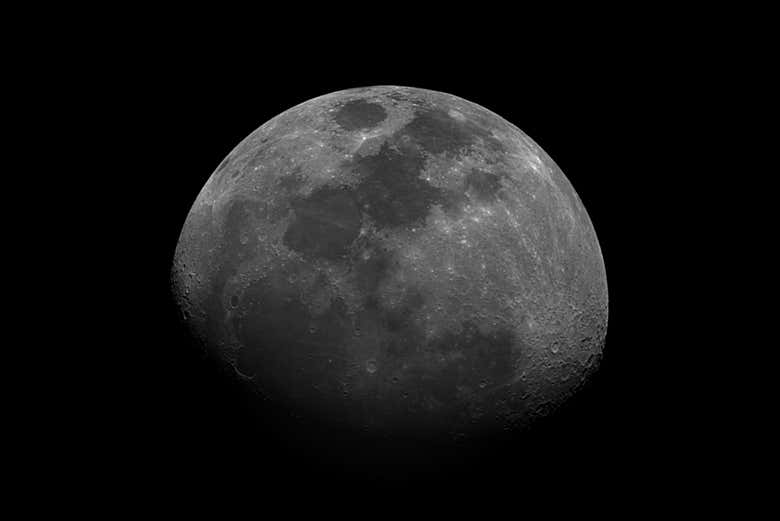 Si estuviera despejado, podremos ver los cráteres lunares
