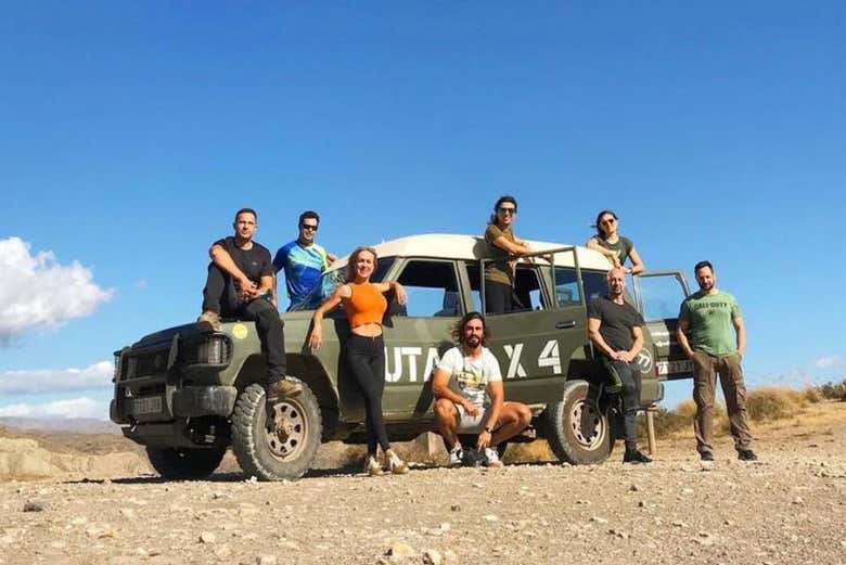Posando para la foto en el clásico jeep