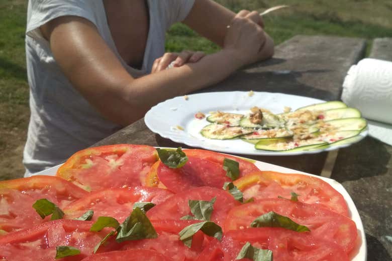 Probando diferentes productos de la huerta ecológica